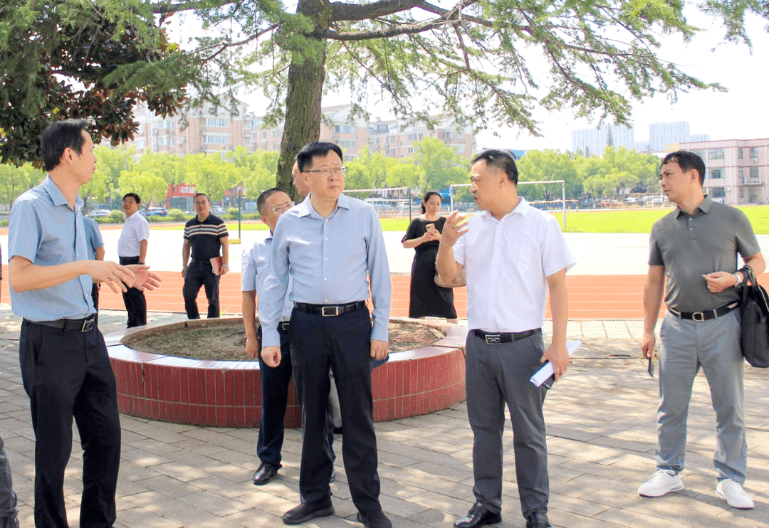 在宜兴市宜城中学,范良通过询问和实地察看的方式,详细了解学校安全