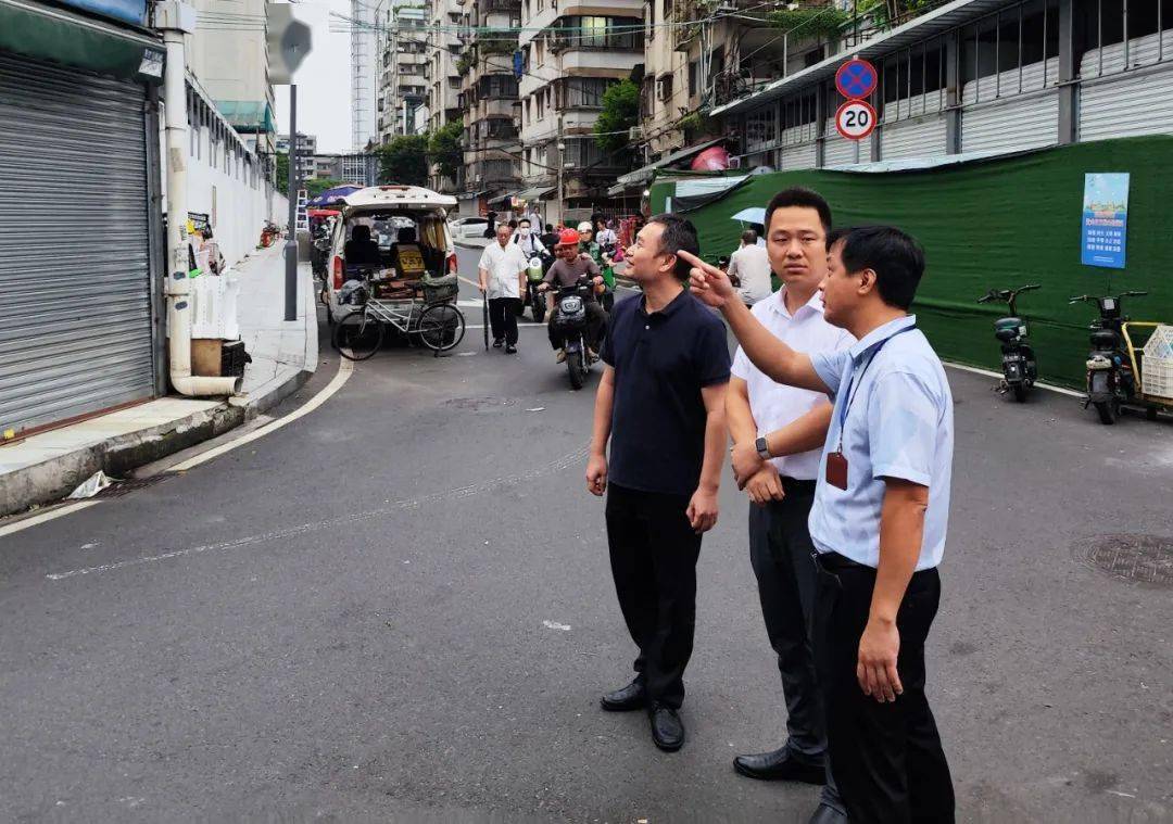 祖庙街道党工委副书记,办事处主任梁劲钊带队到永新村水浸点进行三防