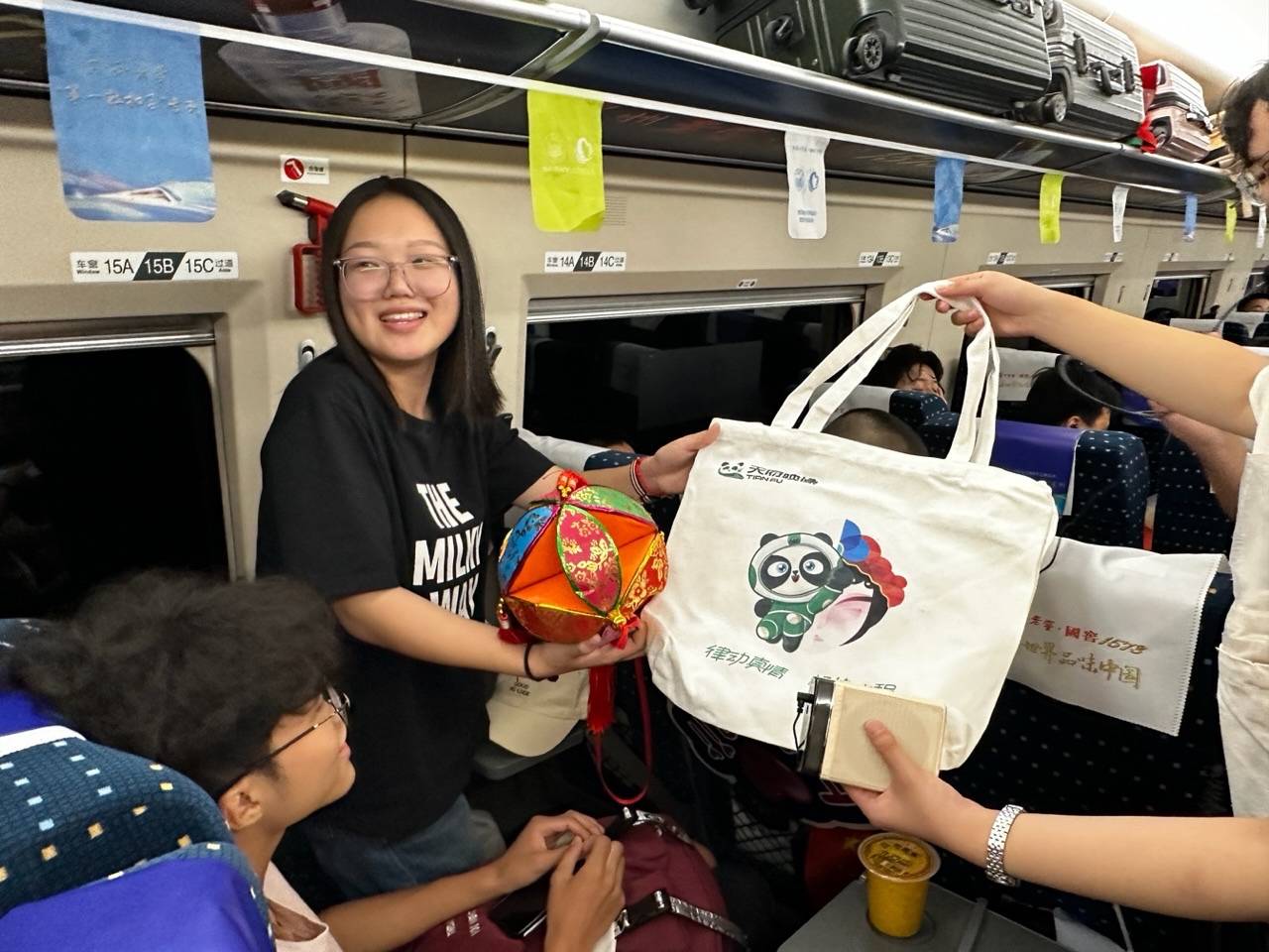 位2023级四川籍新生和家长乘坐高铁g3286专列顺利抵达上海虹桥火车站