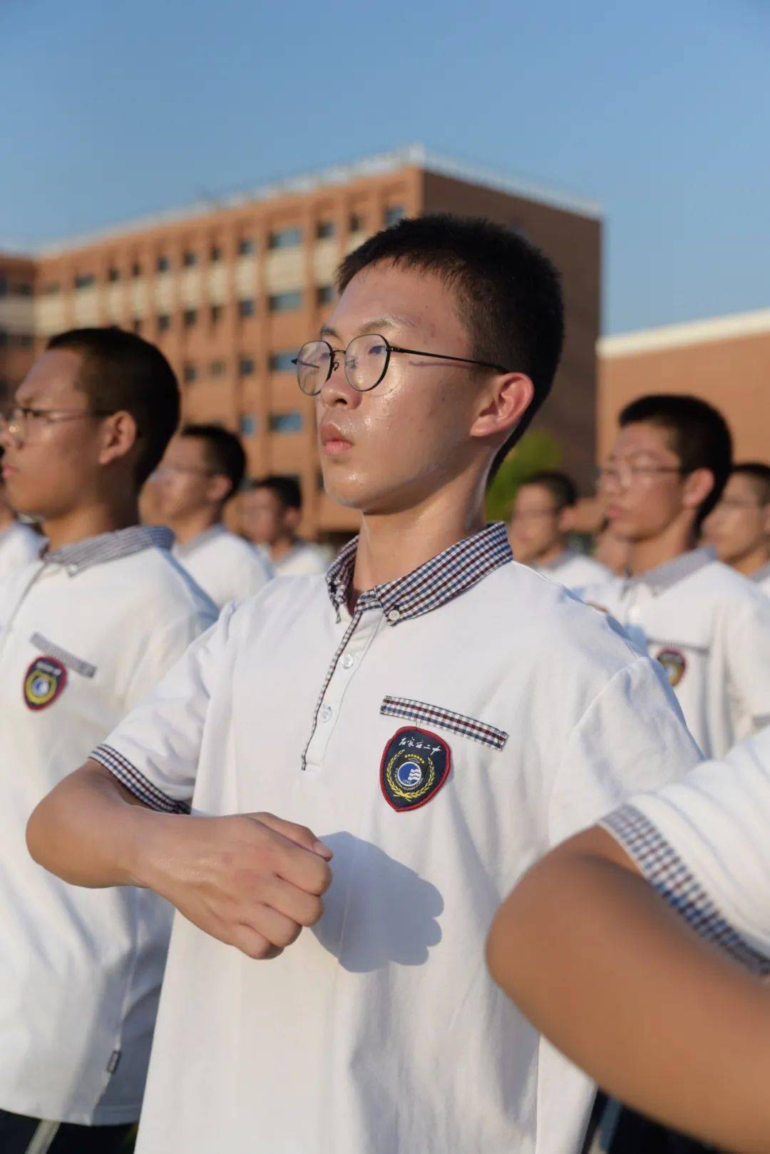 "新兵们"笔直站立,甩臂踢腿,不放过任何一个细节.教官们不