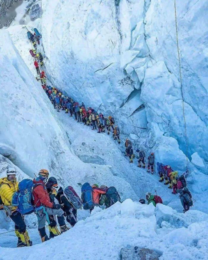 珠穆朗玛峰冰冻人复活图片