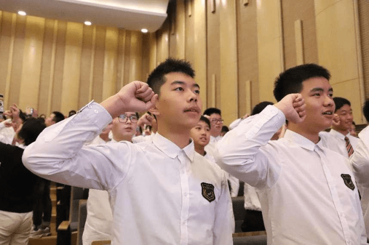 战斗英雄,全国劳动模范黄仲虎作为"劳模工匠进校园"来校宣讲英雄故事