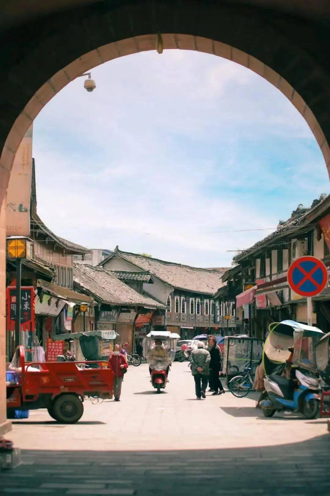 大北街-兴贤街特色街区位于邛崃市中心区域,南北贯通的街区内富集了