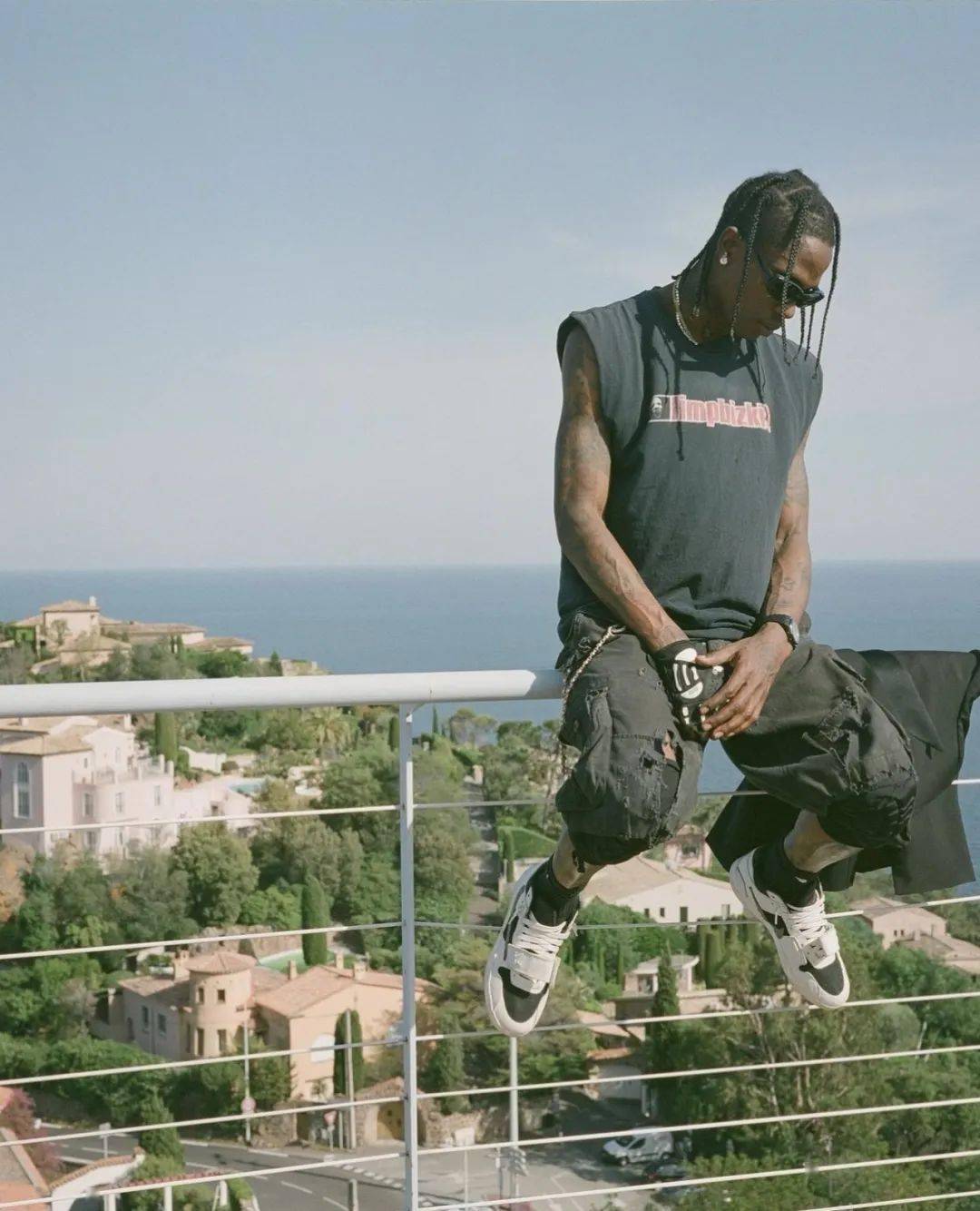 「travis scott也爱"美拉德"风格,拥有老跑鞋身影的新球鞋.