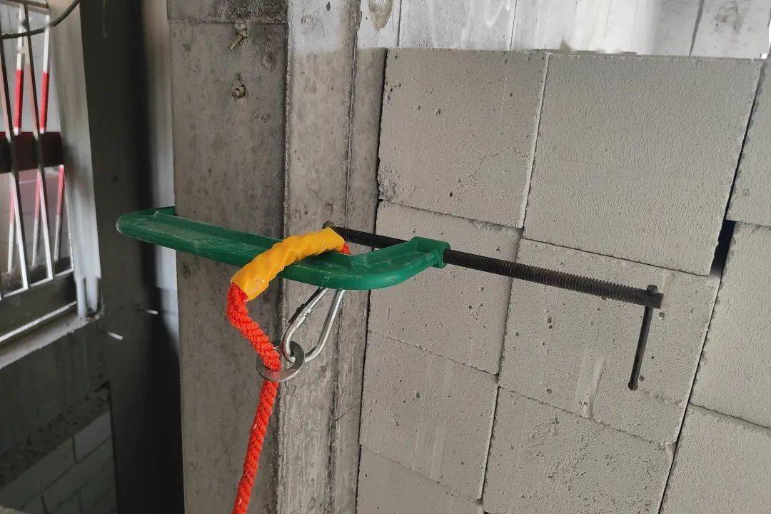 通过扁平吊带末端环眼拉设钢丝绳形成水平生命线