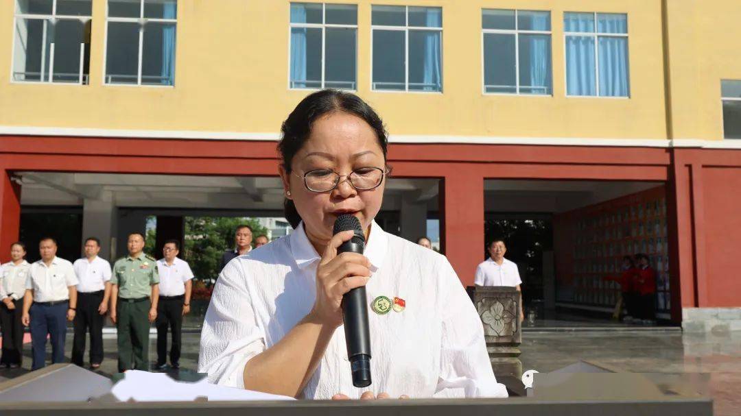 德宏州民族第一中学举行"全国国防教育示范校"揭牌仪式