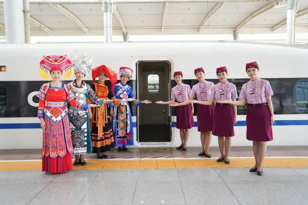 南宁客运段选拔贵南高铁首发值乘班组时,谭晨江以优异成绩入选.