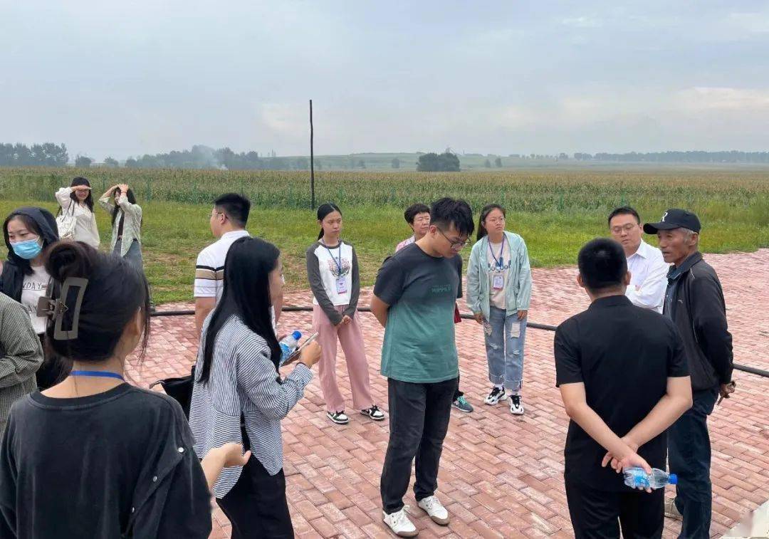 集团现场教学理论研讨集中观看《大漠初心-彰武治沙群英纪事》主讲人