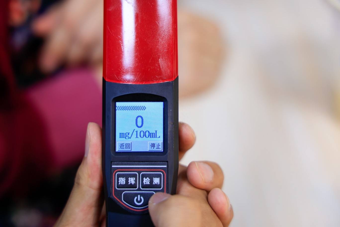 顶端新闻记者用酒精测试仪实测_饮品_郑州_女士