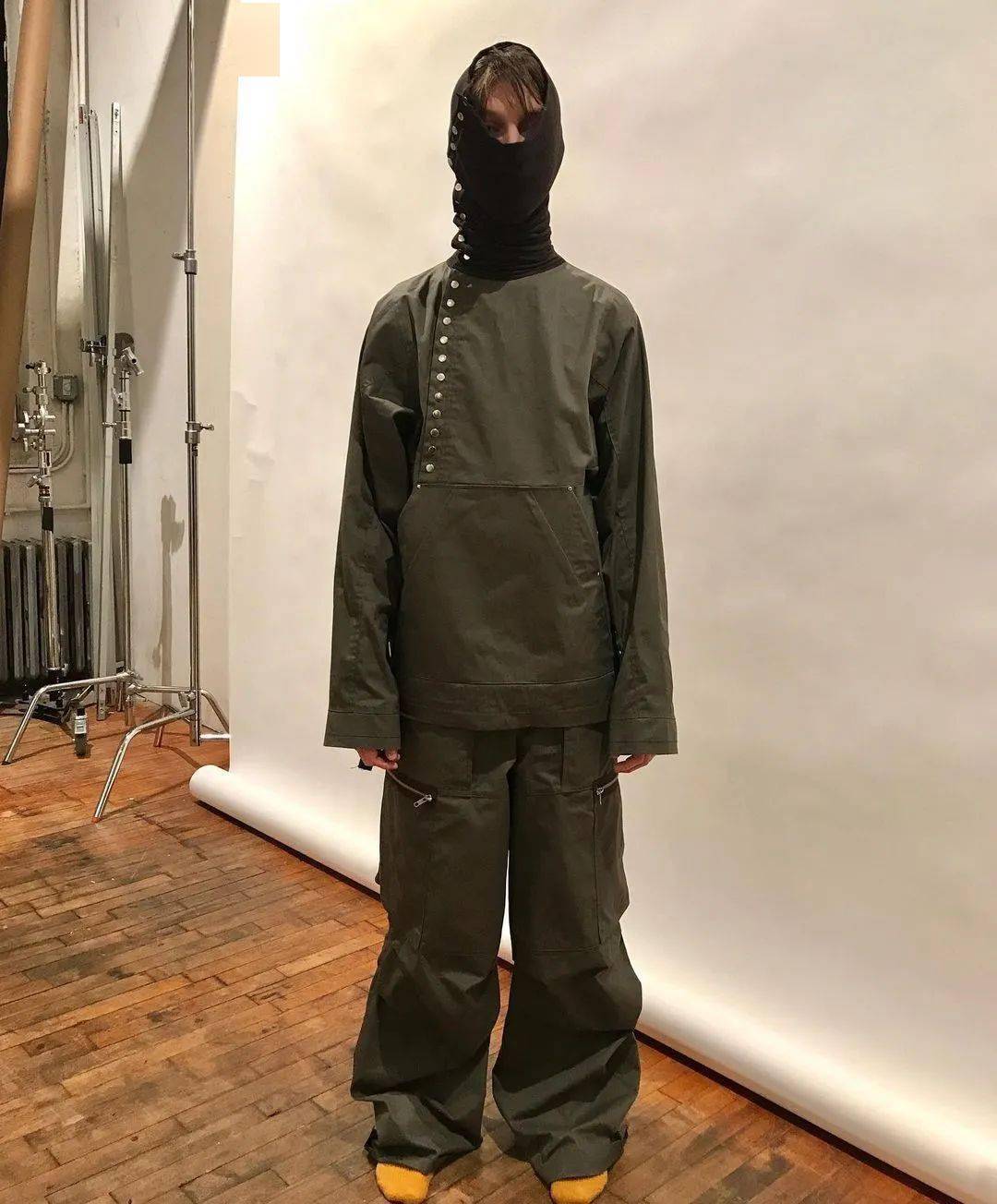 图为hazmat suit除此之外,来自ss22系列的潜水装与它的造型一样