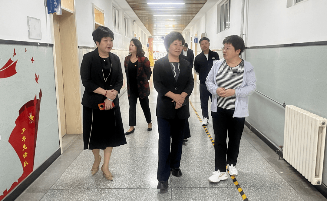 袁文区长每到一处,认真听取相关负责人介绍,详细了解
