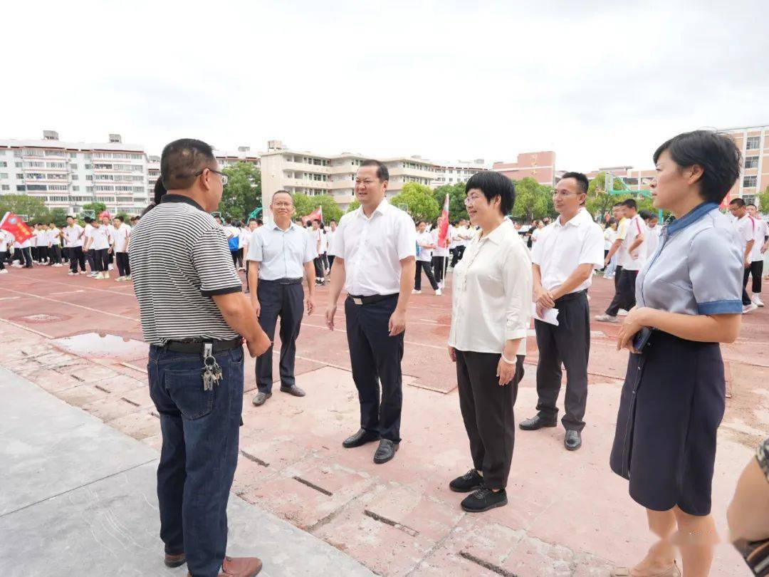 "赖进益前往长汀一中,长汀四中和汀州小学,慰问了张世东,陈红秀,吴枫