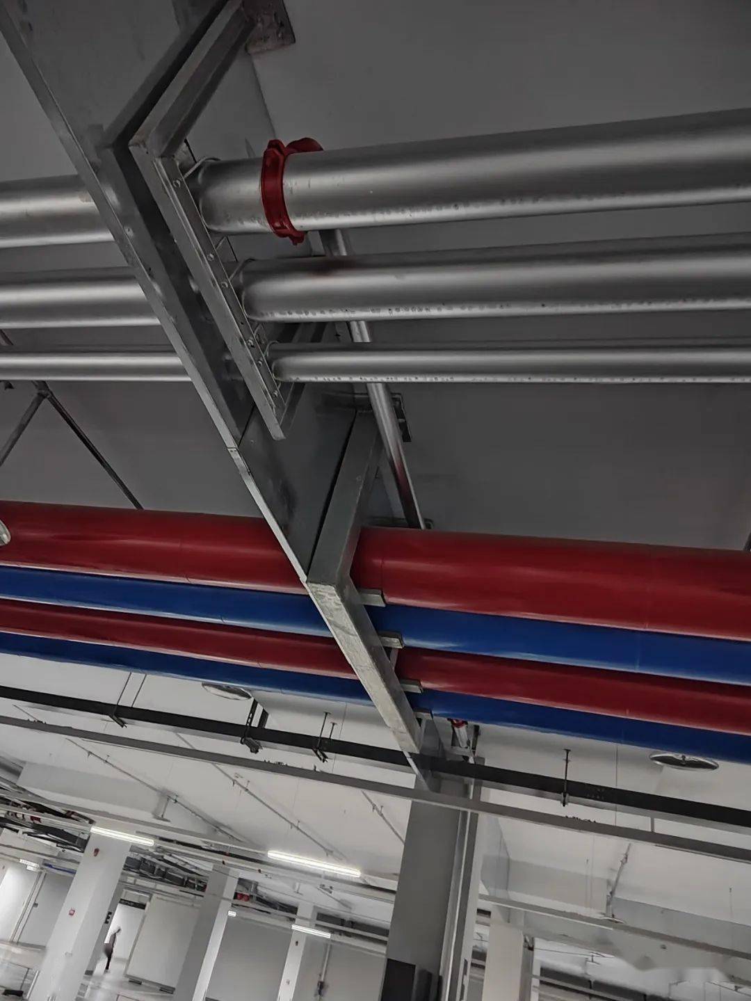 管线不翻绕管道穿挡烟垂壁采暖管道进入主楼风管抗震支吊架车库通过