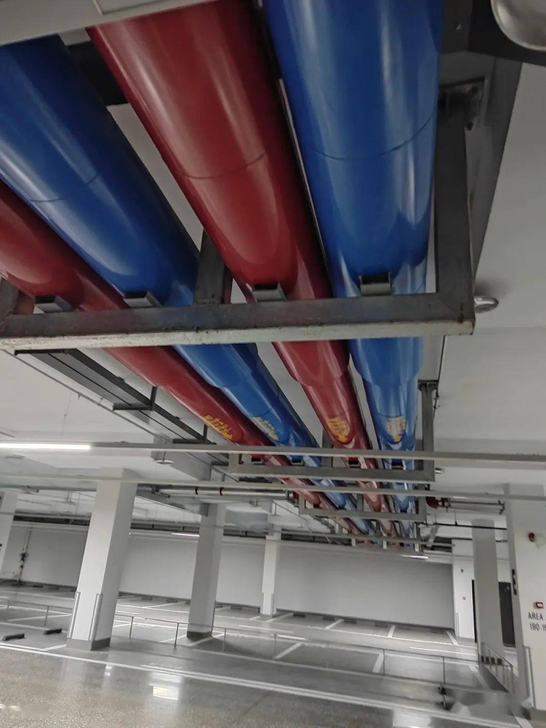 管线不翻绕管道穿挡烟垂壁采暖管道进入主楼风管抗震支吊架车库通过