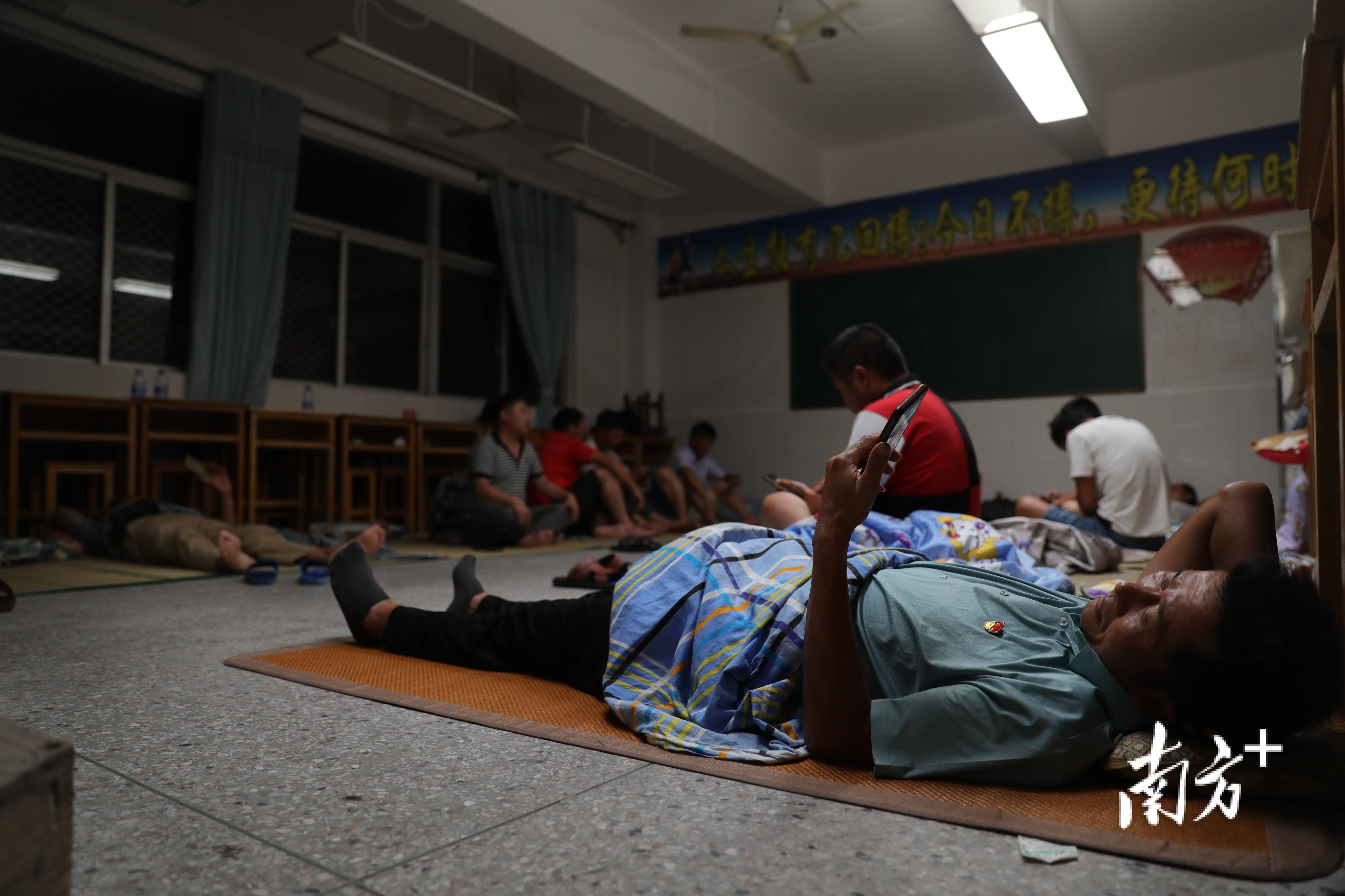 台风"海葵"登陆前夕,饶平县柘林镇转移安置三百余名群众