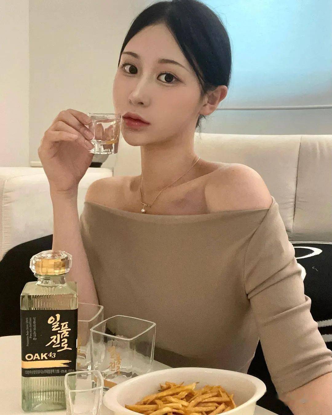 美图|22岁,身高171,75f,她是公认的校花