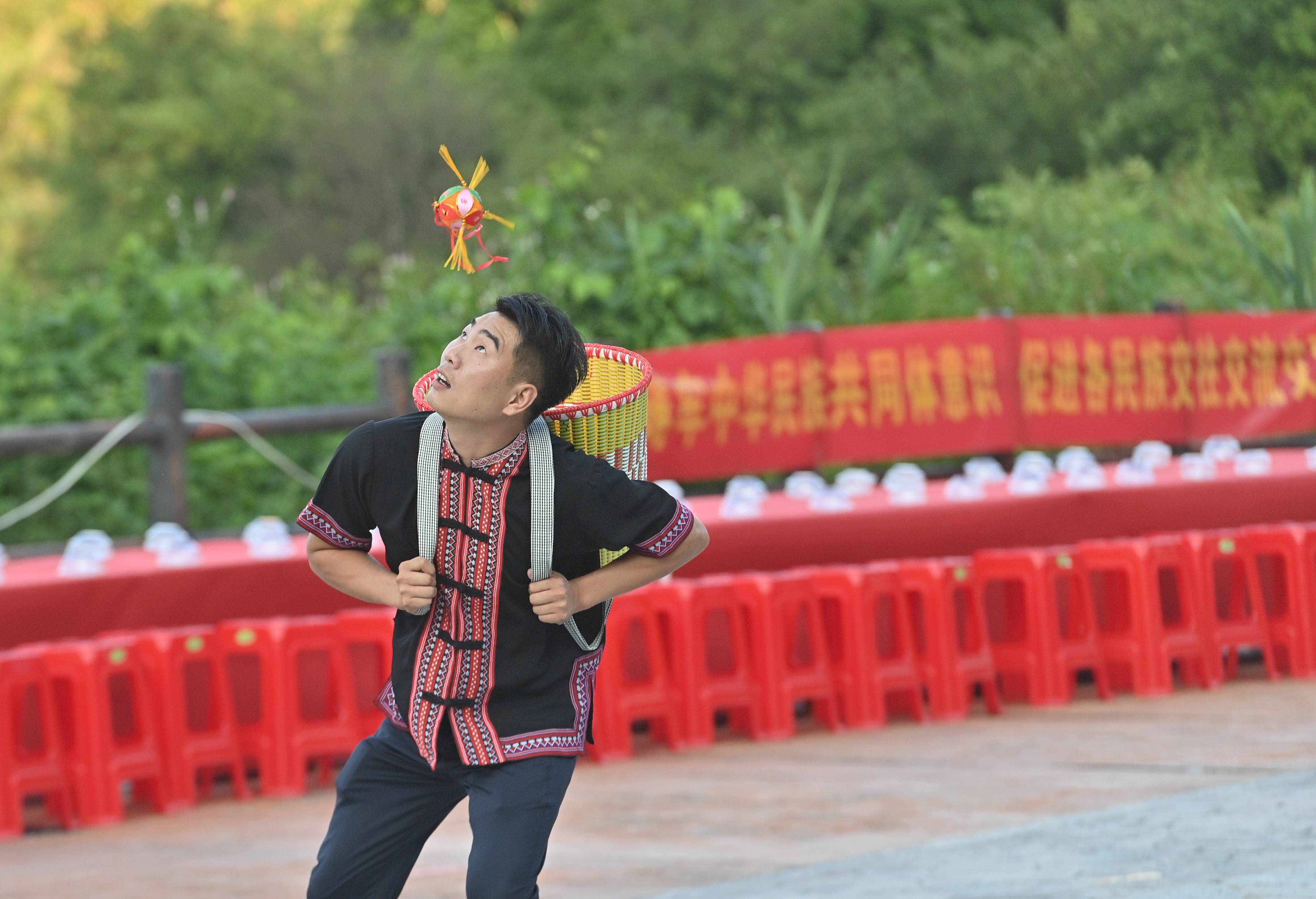 9月5日,在梧州市苍梧县六堡镇山坪村同心广场,选手在抛绣球比赛中