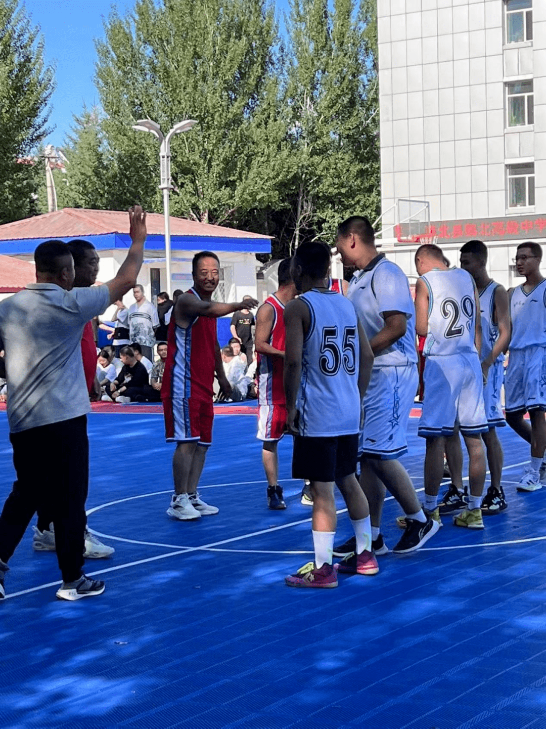 【基层动态】萝北县鹤北高级中学开展"教工vs学生"篮球赛活动_比赛