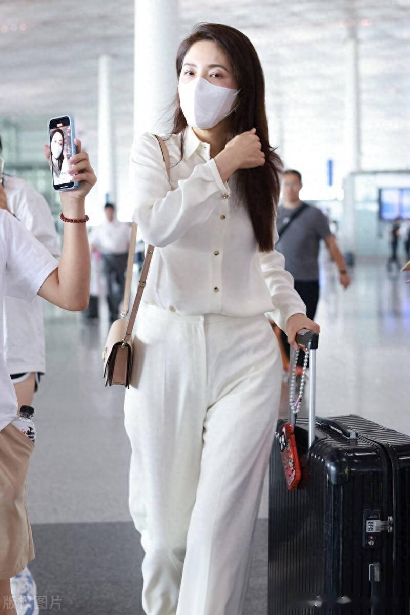 街拍:曾黎雪纺衬衫 白色阔腿裤 单肩包轻松利落_上海_机场