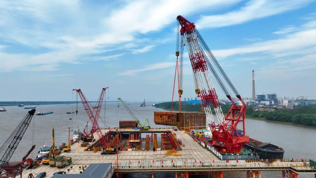 据悉,南主塔墩(4号墩)围堰采用双壁钢套箱结构,总高29米,总重约5558.