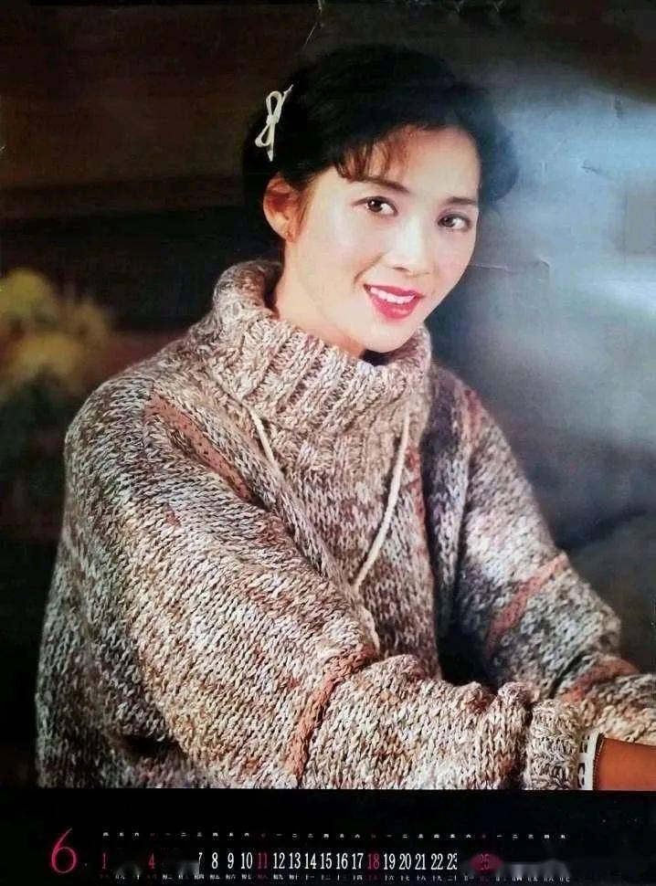 龚雪的美极具现代感,留一头麦穗短卷发穿蓝夹克,贤淑又洋气_年代_毛衣