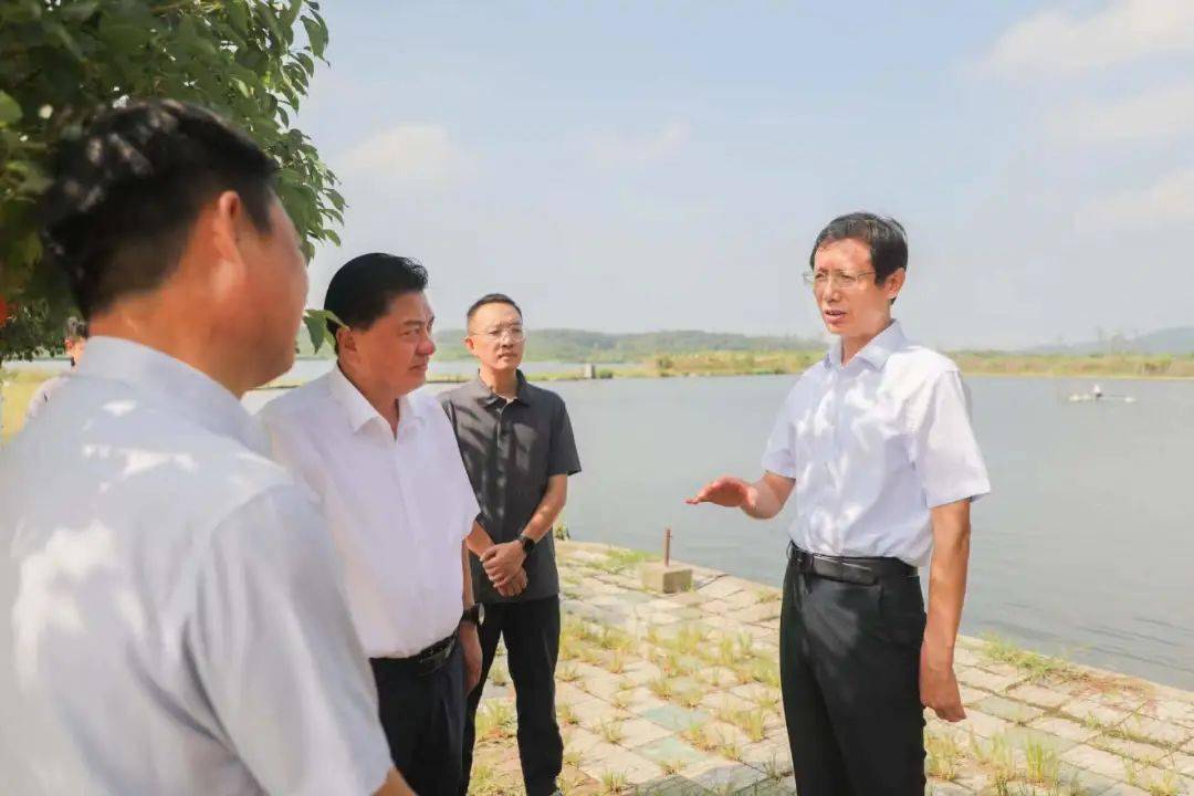 方正首先来到秋江街道夹江河民生村段,现场勘查水质及周边环境情况,与