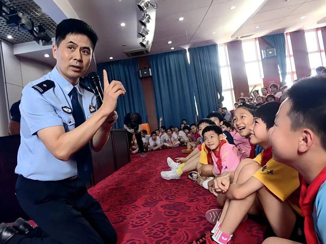 【金润·安全教育】安全第一课 防范伴我行——上海治安总队黄奕警官