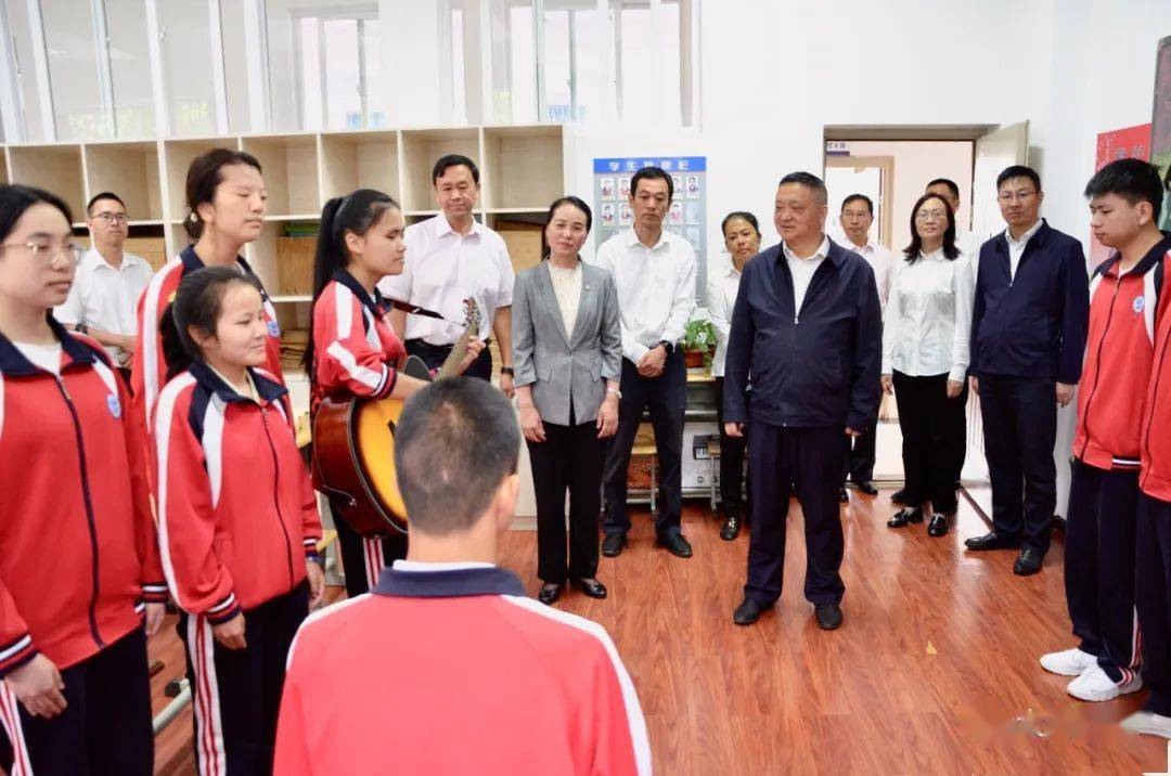 "杨国宗一行先后到大理州民族中学,大理州特殊教育学校,大理州幼儿园