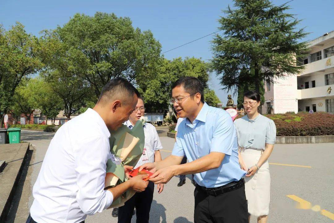 "倪卫春先后来到鱼山中学,昌江一中分校,市第四小学和昌江区直属幼儿