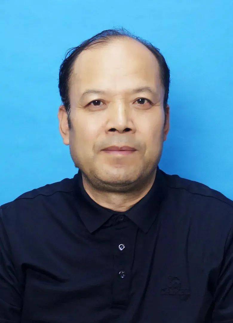 李 明管亮东,生于1982年10月,中共党员,现任教于三原县西阳镇武官中心