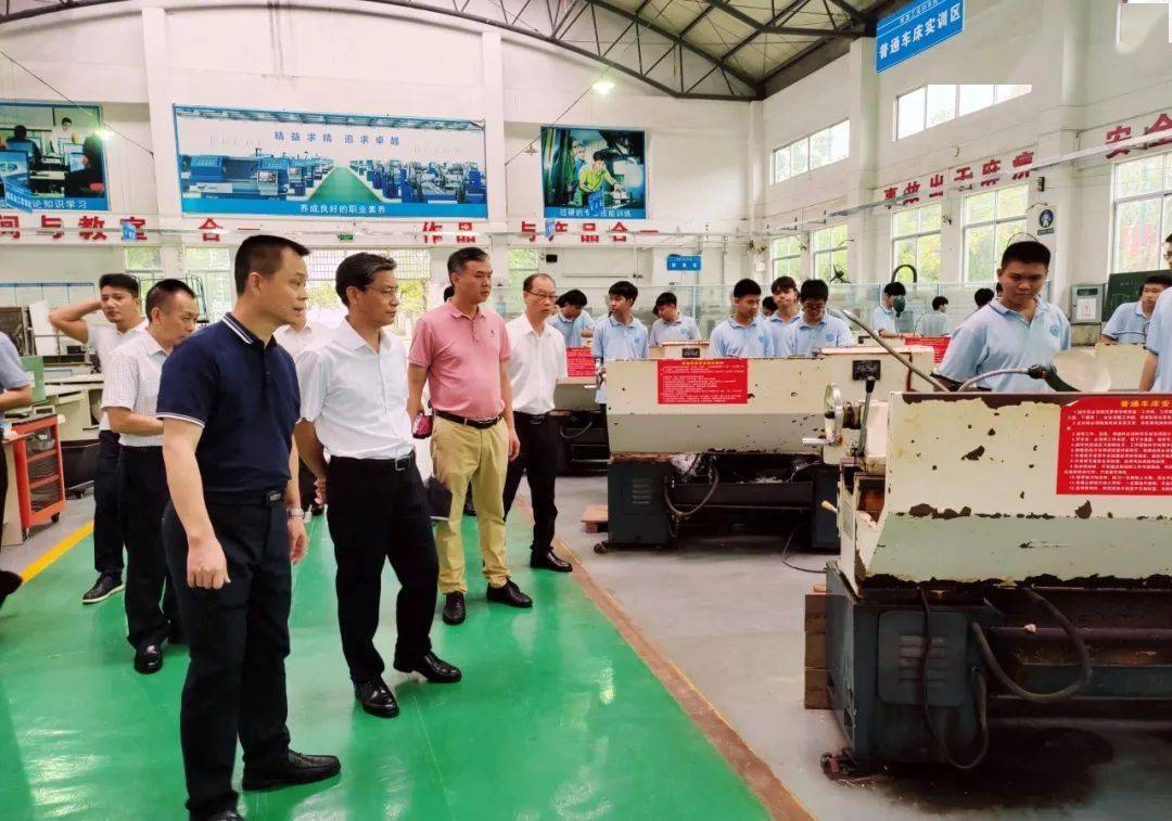 市人力资源和社会保障局党组书记,局长关英芬同志一行到我校开展教师