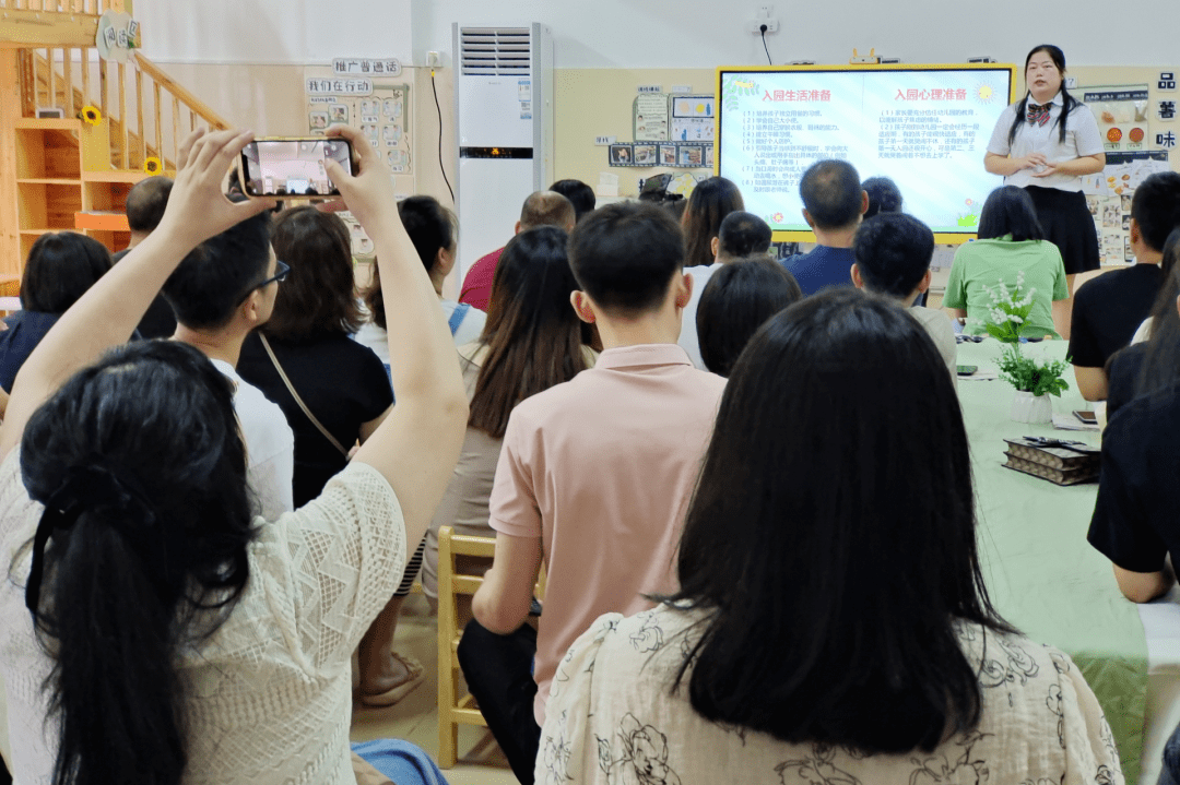 面对老师班级工作全面的介绍认真聆听的面庞是最真实的认同本次的新生