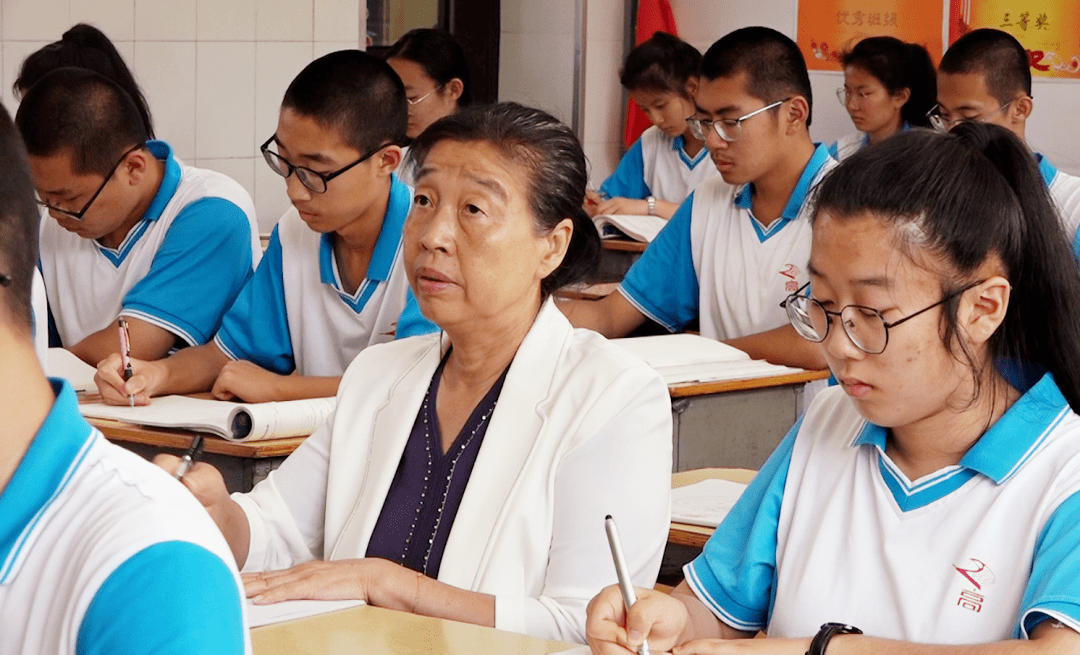 王世慧秉持立德树人理念,坚持扎根教育一线,正带领满怀干事创业激情的