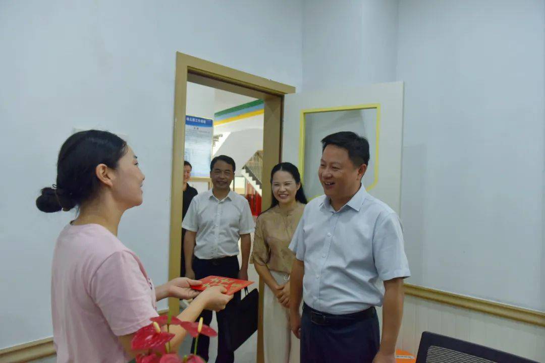 黄斌开展教师节走访慰问活动_学前教育_发展_教职员工