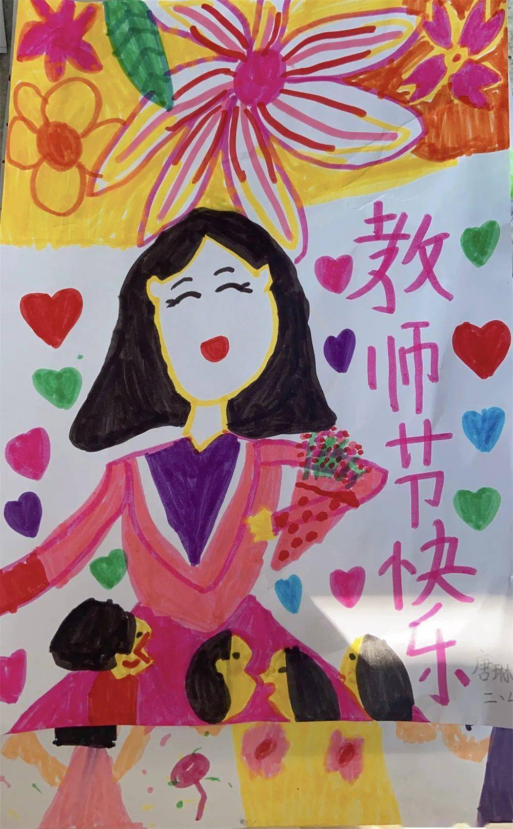 少先队员们利用手中的画笔,画出一幅幅惟妙惟肖的手抄报;队员们自制的