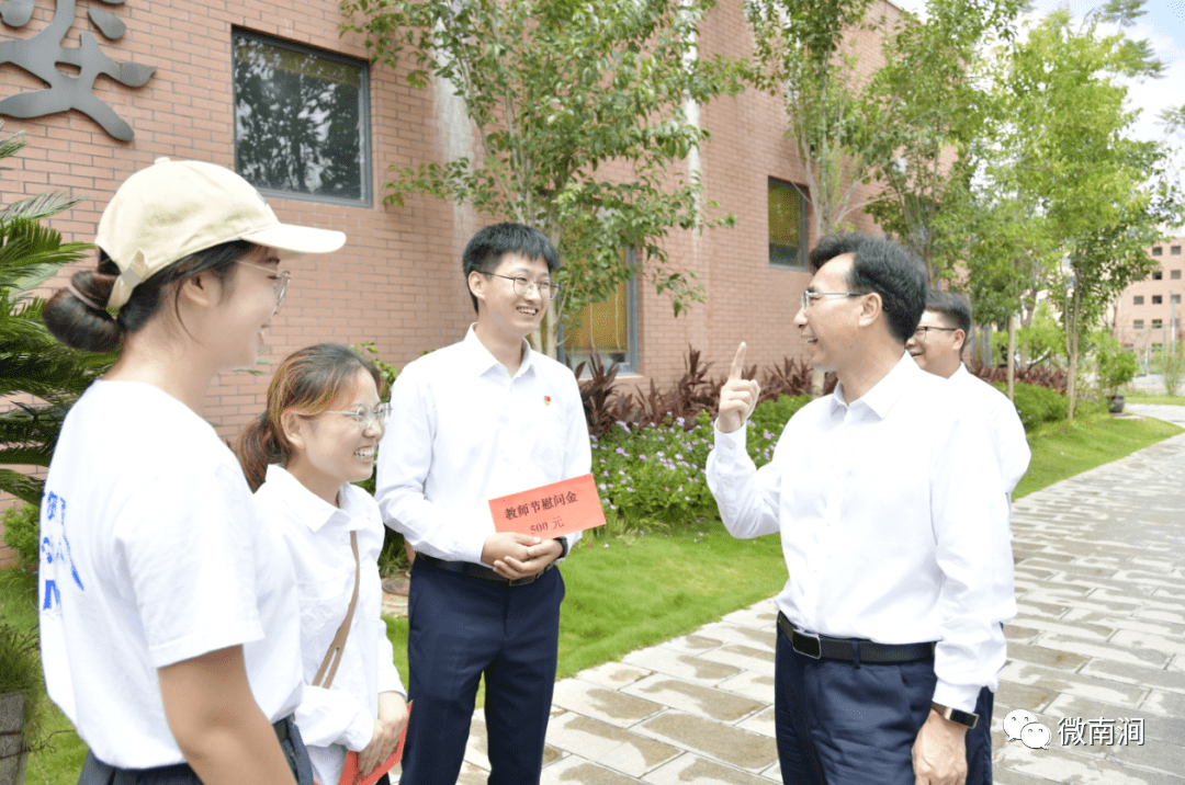 中共南涧县委书记王绍基到南涧县民族中学,南涧镇中学慰问支教老师,并