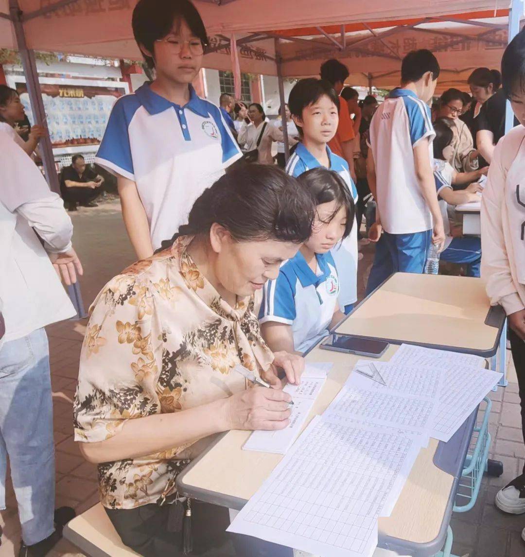 泊头市交河中学2023级初一年级新生入学实录_家长_宿舍_流程