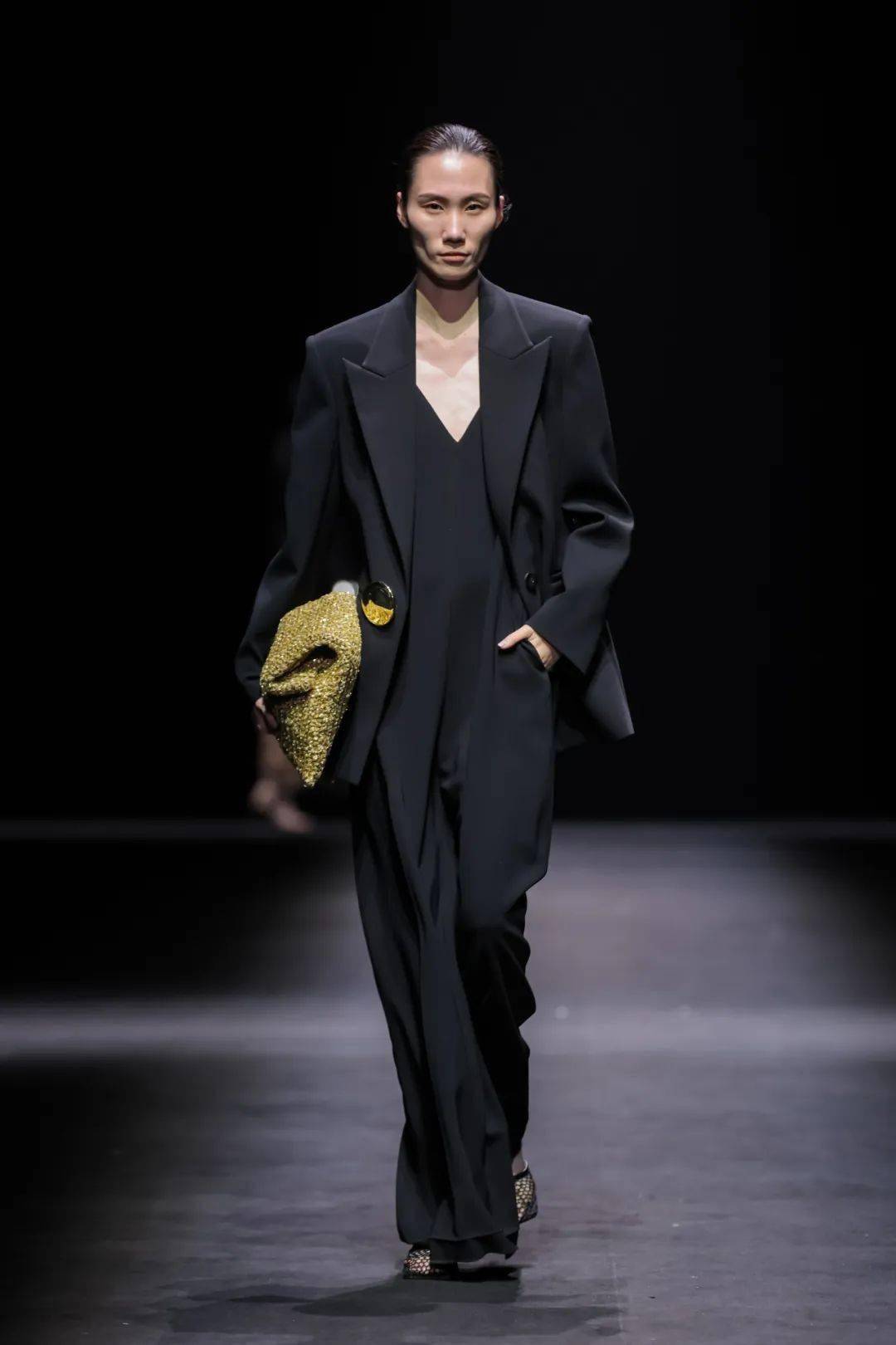 时尚观察|气场全开的lynee,简洁有力又高级_李恩_女性_力量