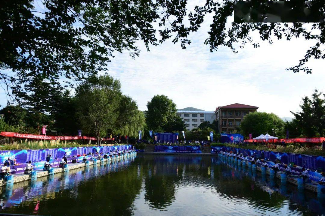 邓向阳总经理扣动第十届"光威钓王杯"全国钓鱼巡回赛总决赛发令枪扳机