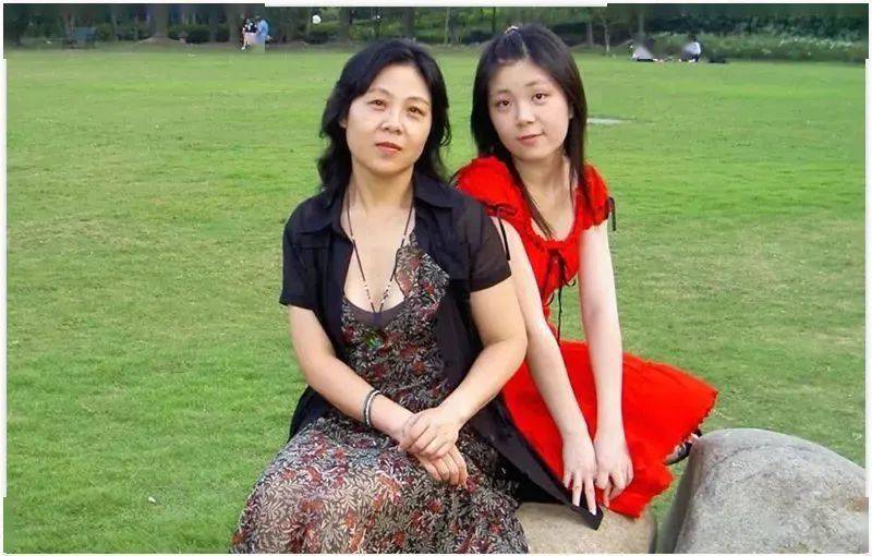 在面临人生重大选择时,强势的池莉往往就退居二线,给予吕亦池支持和