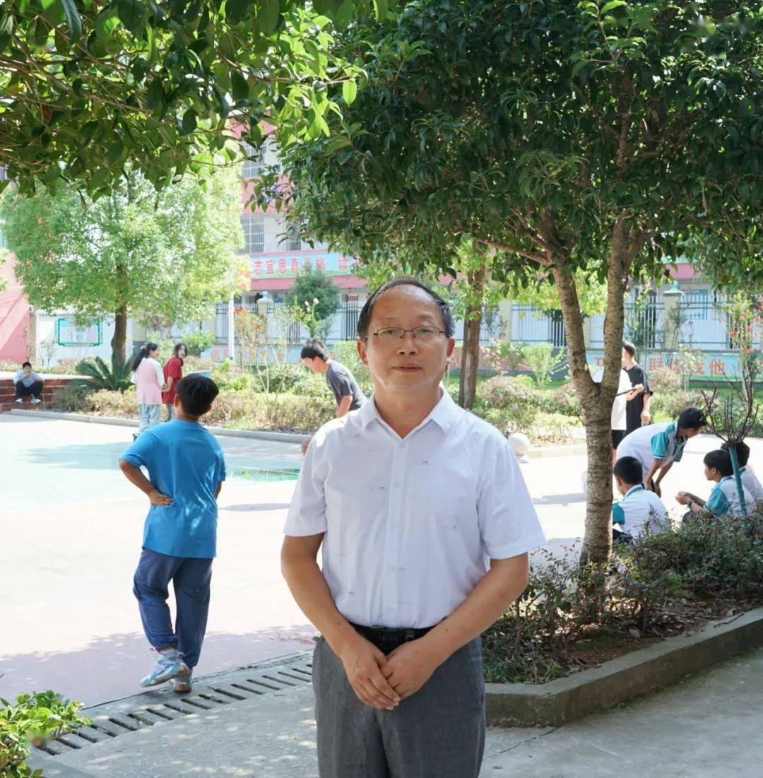 同时胜任毕业班班主任工作的老师也不足,这时候站出来的又是王锴