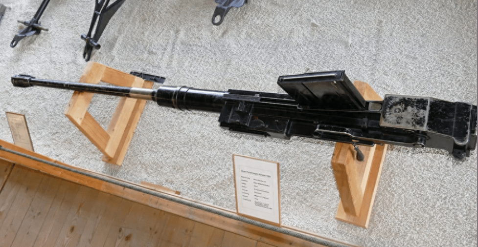 采用短后坐行程自动原理和铰链式闭锁结构的重型反坦克枪,由6发弹夹供