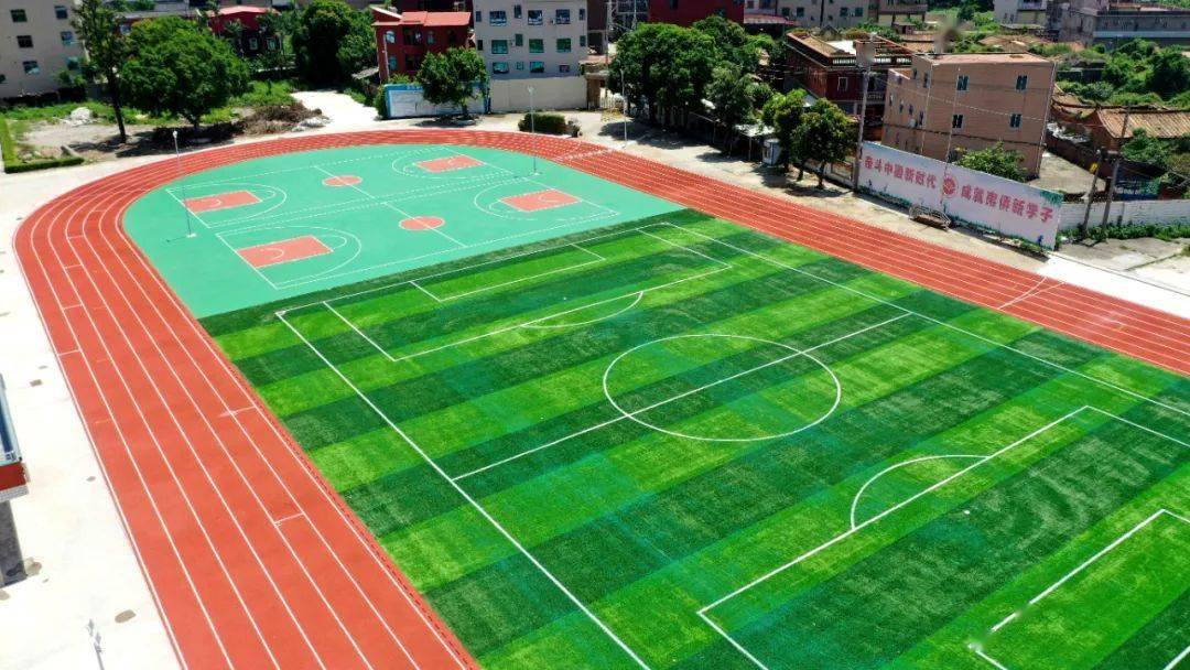 据了解,南安市南侨中学位于水头镇南侨村,占地29.