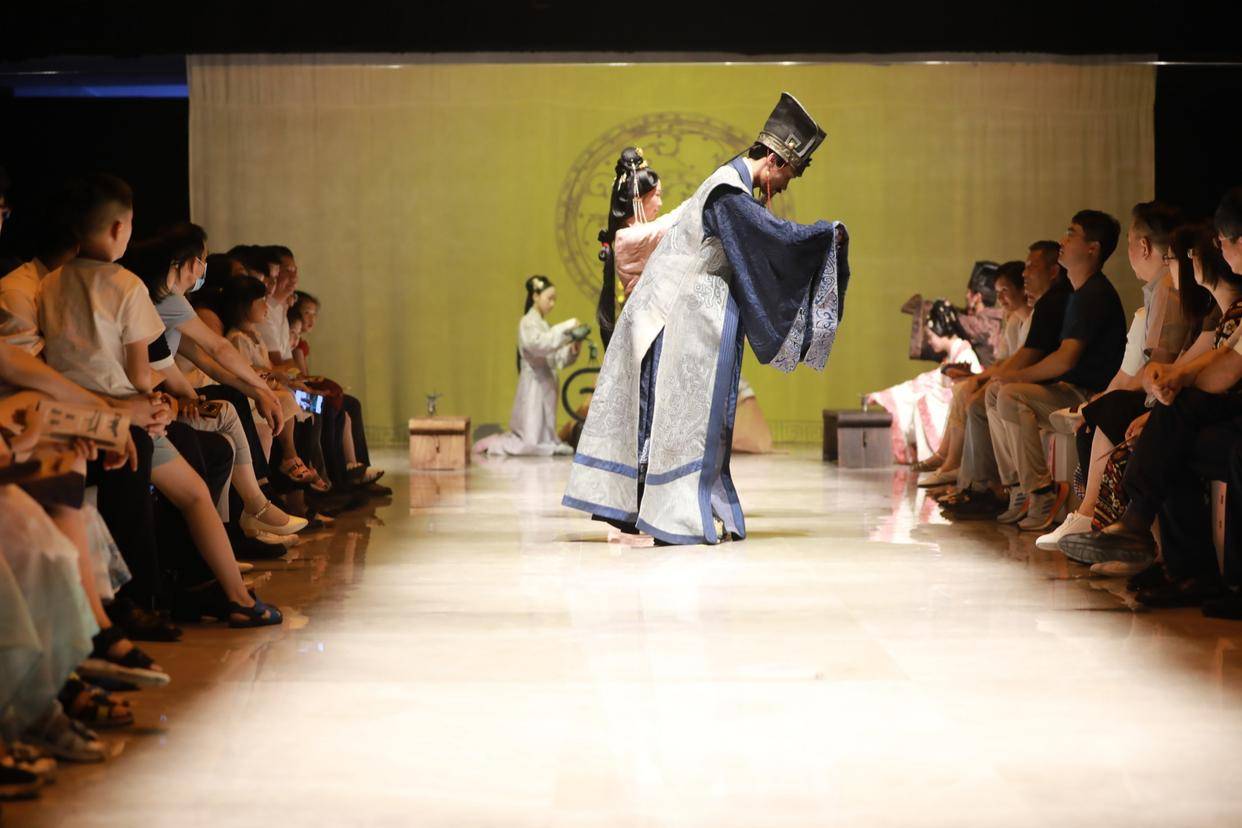 浙江嘉兴:服饰秀演绎千年"丝文化"_主题_图片_服装