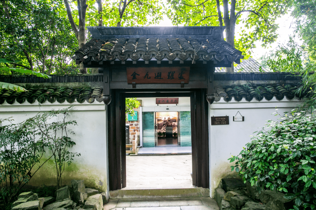 名人文化区由金九避难处,黄源藏书楼,陈从周艺术馆,西涧草堂组成.
