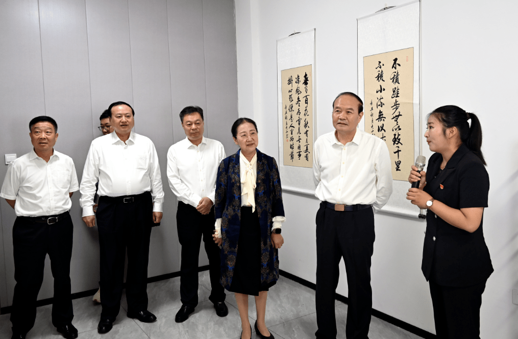 与会人员先后观摩了京东(灌南)智慧物流港,灌南县人大代表创业带富