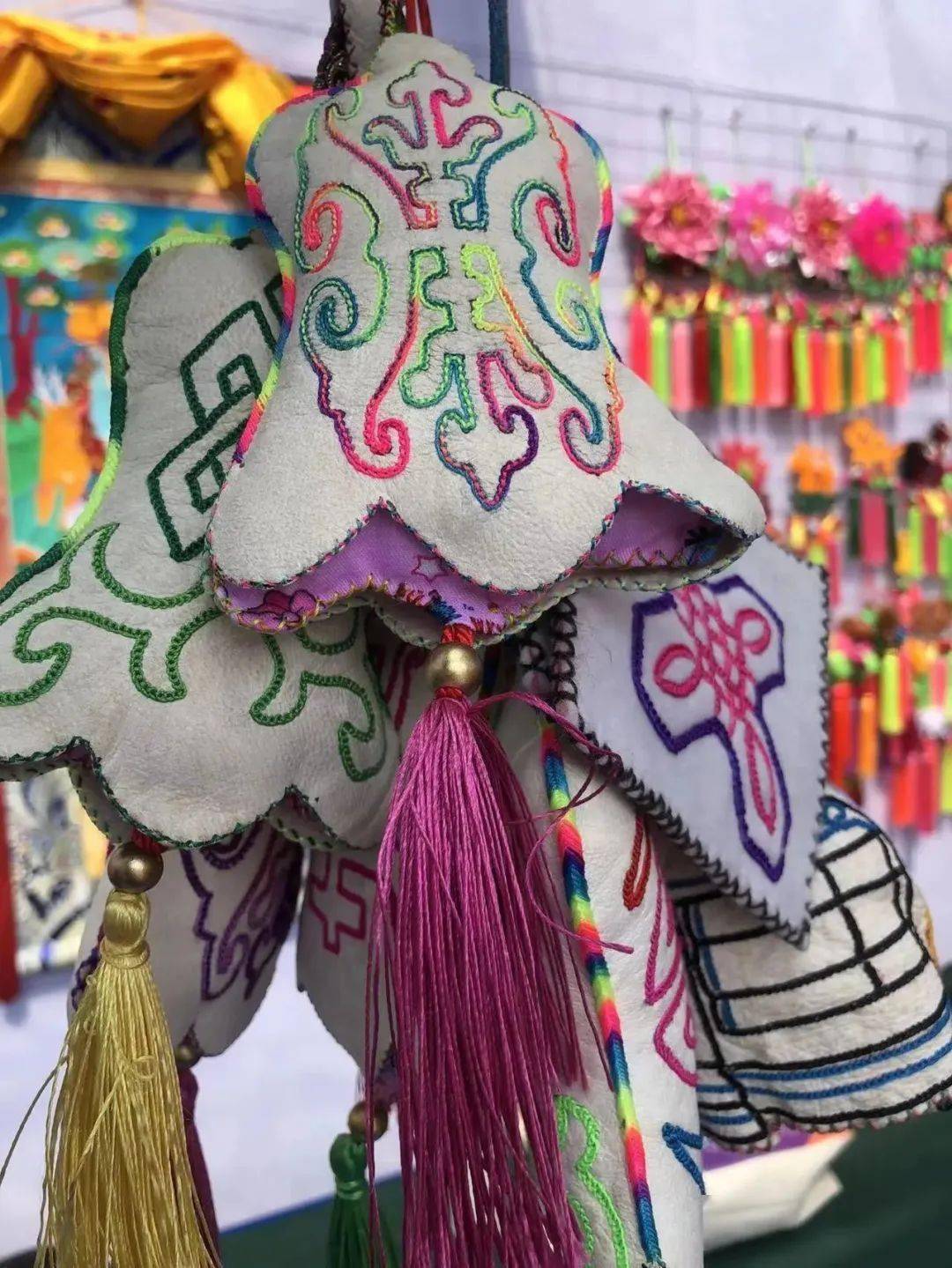 【民族团结】青绣:在传承发展中绚丽绽放_刺绣_地区_青海