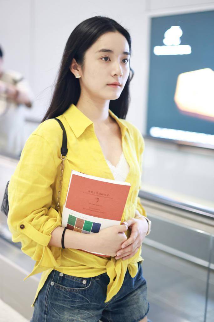 甜美校园女神既视感!《白日梦我》范诗然这套亮色穿搭太吸睛
