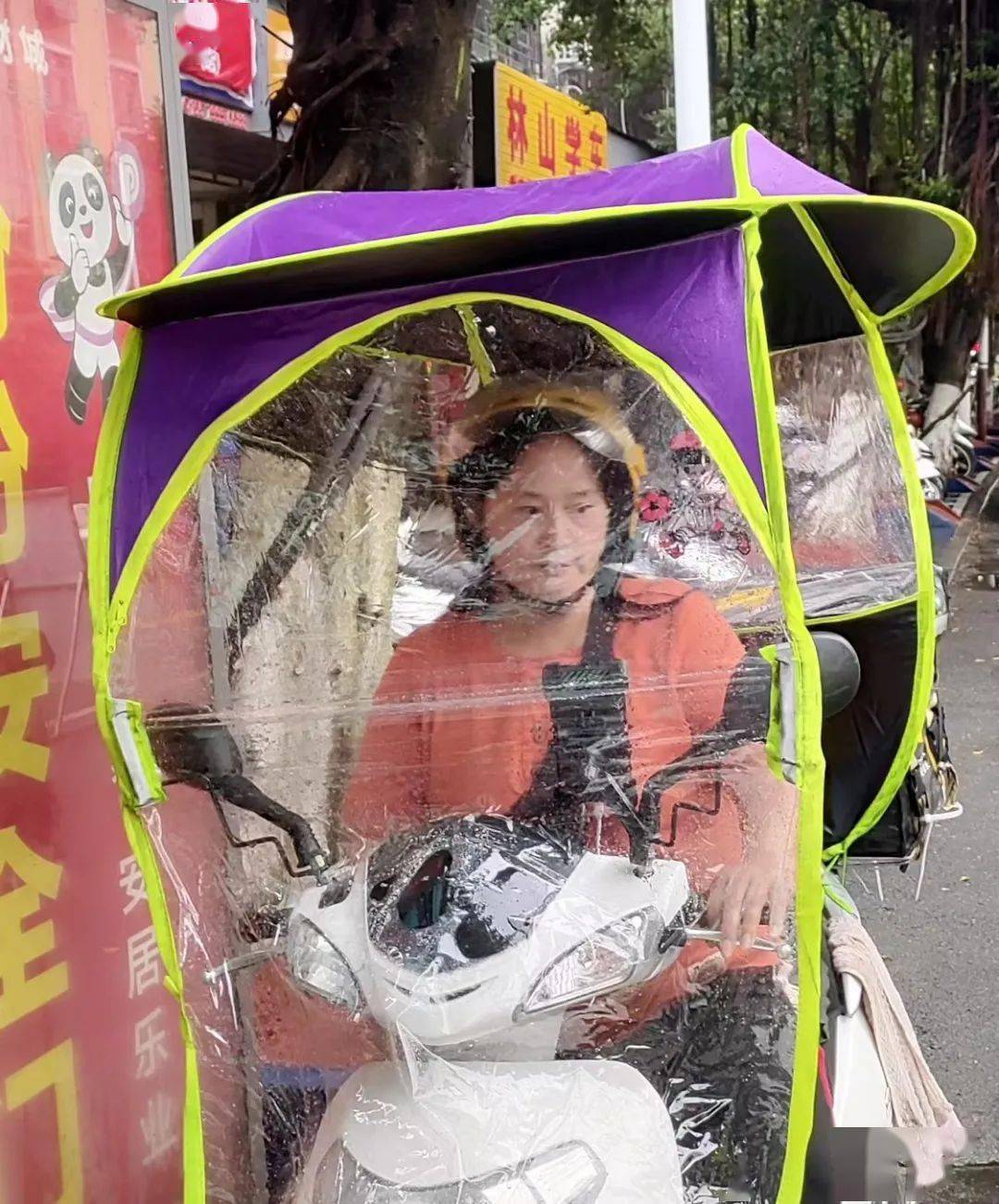 定南这些人未戴头盔,装遮阳伞被曝光,看看哪些人?_驾驶员_电动车_隐患