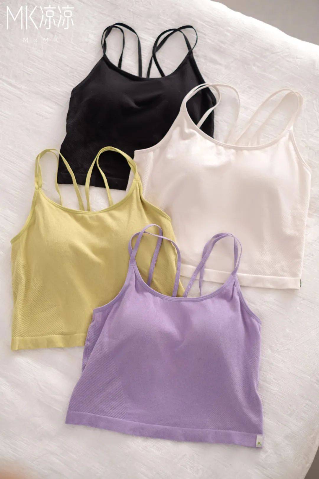 第一款是半练家的u领小吊带,它是赵露思同款,一个比较基础百搭的款式.